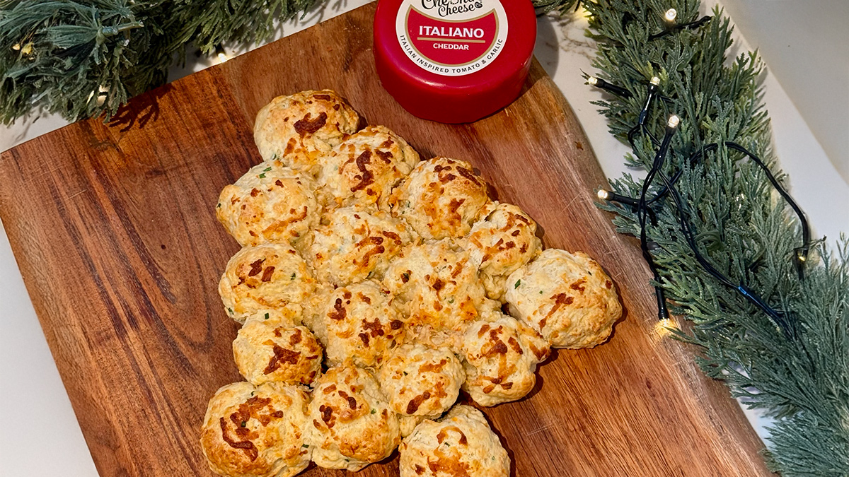 Tear 'n' Share Tomato & Garlic Cheddar Scone Tree – A Festive Centrepiece for Cheese Lovers